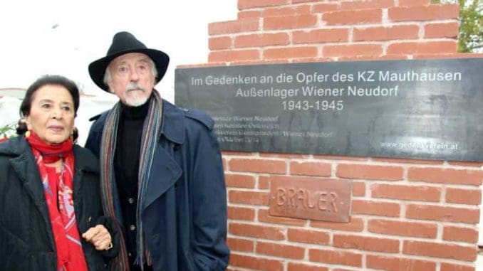 Arik Brauer steht vor dem Mahnmal, das er für Wiener Neudorf entworfen hat