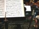 Notenpult und Mikrofon während Orchesterprobe