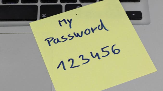 Passwort 123456 geschrieben auf einem Klebezettel