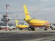 Gelbes DHL Flugzeug auf der Landebahn