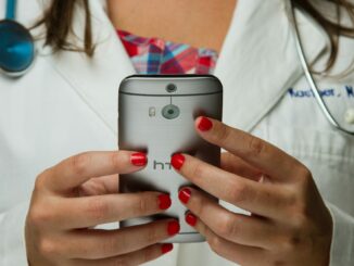 Telemedizin: Ärztin mit Handy