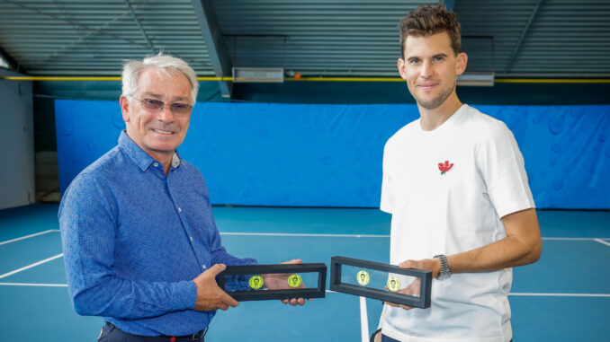 Zwei Männer mit Briefmarken auf dem Tennisplatz