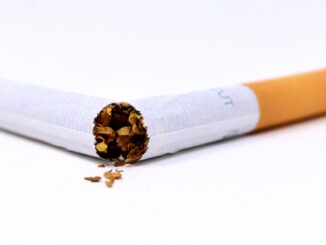 Zerbrochene Zigarette als Symbol für Neujahrsvorsätze