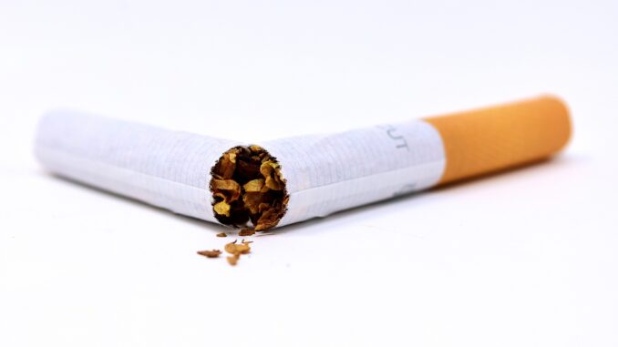 Zerbrochene Zigarette als Symbol für Neujahrsvorsätze