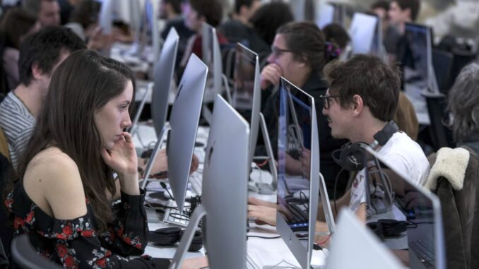 Studierende vor Computern in der Coding-Schule 42 Vienna