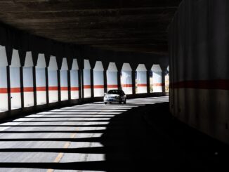 Auto in einem Tunnel