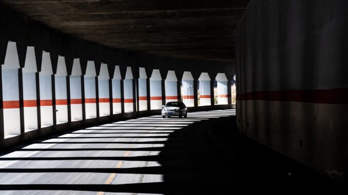 Auto in einem Tunnel