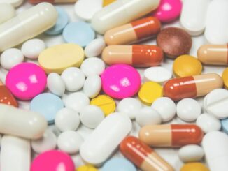 Verschiedene bunte Pillen und Tabletten