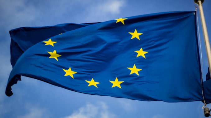 Europa-Flagge im Wind