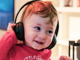 Lachendes Baby mit Kopfhörern