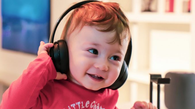 Lachendes Baby mit Kopfhörern
