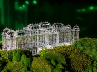 Begleitend zum Sonderprojekt „Goldener Frühling“ zeigen die Swarovski Kristallwelten im Wiener Flagship Store Kärntner Straße ein kristallines Modell vom Oberen Belvedere.