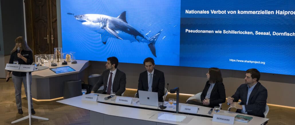 Zu sehen ist die Pressekonferenz zum Sharkproject.