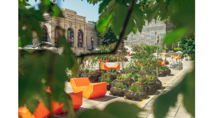 Zu sehen ist der Innenhof des MuseumQuartiers in Wien, welcher begrünt ist.