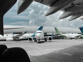 Zu sehen ist ein Flughafen mit mehreren großen Flugzeugen.