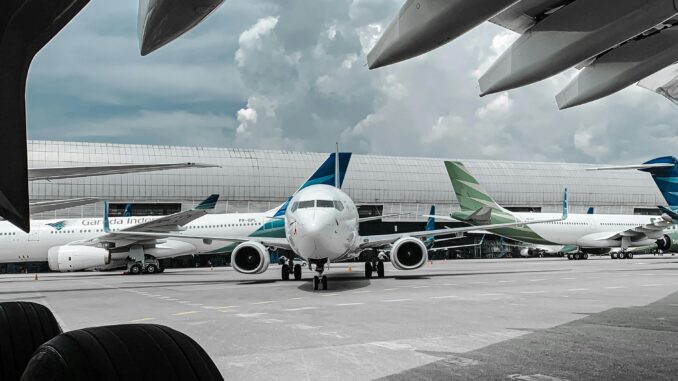 Zu sehen ist ein Flughafen mit mehreren großen Flugzeugen.