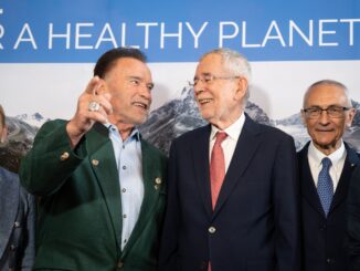 Zu sehen sind Arnold Schwarzenegger und Alexander van der Bellen beim AUSTRIAN WORLD SUMMIT 2024.