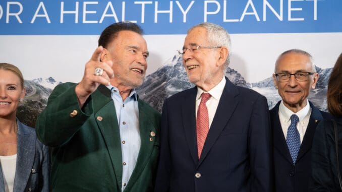 Zu sehen sind Arnold Schwarzenegger und Alexander van der Bellen beim AUSTRIAN WORLD SUMMIT 2024.