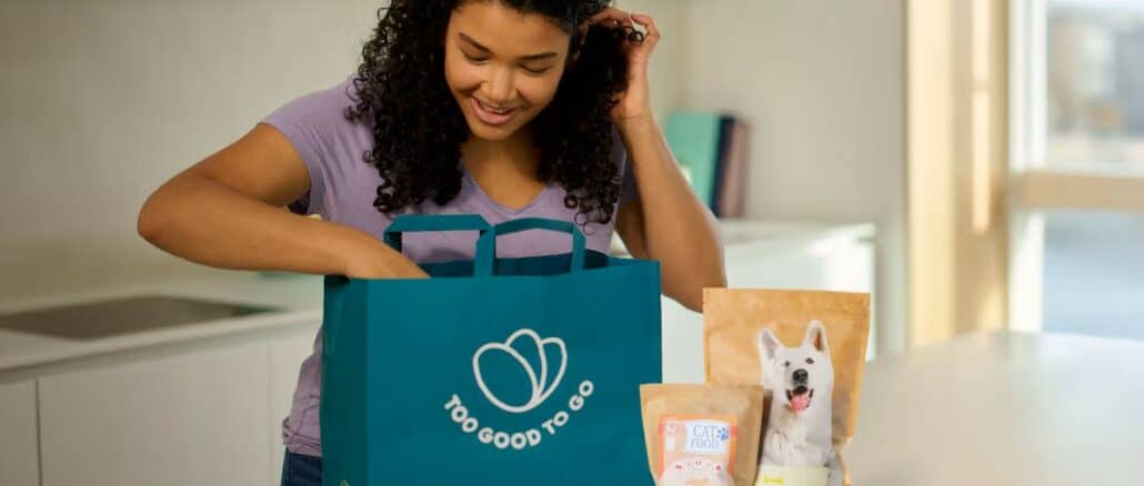 Zu sehen ist eine Frau, die gerade eine Tasche mit Hundefutter ausräumt.