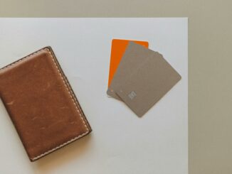 Zu sehen ist eine Geldbörse und drei Debitkarten.