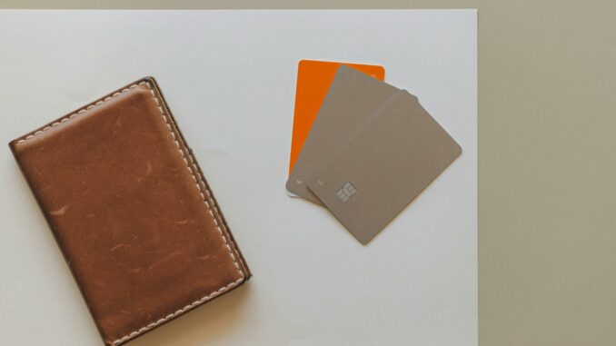 pexels Zu sehen ist eine Geldbörse und drei Debitkarten.