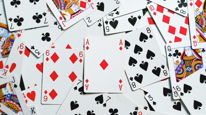 pexels-shvetsa-6664193 Zu sehen sind Spielkarten.