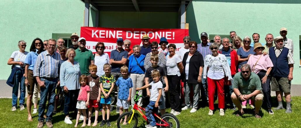 Zu sehen sind die Beteiligten der Bürgerinitiative. Es handelt sich um ein Gruppenfoto.