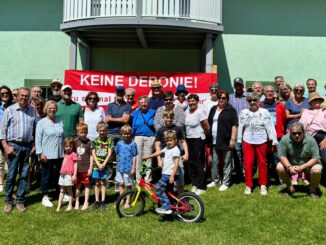 Zu sehen sind die Beteiligten der Bürgerinitiative. Es handelt sich um ein Gruppenfoto.