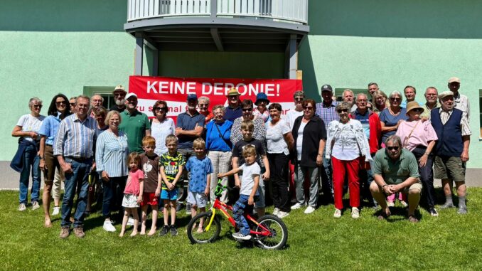 Zu sehen sind die Beteiligten der Bürgerinitiative. Es handelt sich um ein Gruppenfoto.