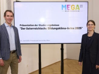 Zu sehen sind ein Mann und eine Frau, in ihrer Mitte ist ein Bildschirm zu sehen mit dem Titel der Pressekonferenz / Bildungsklima-Index.