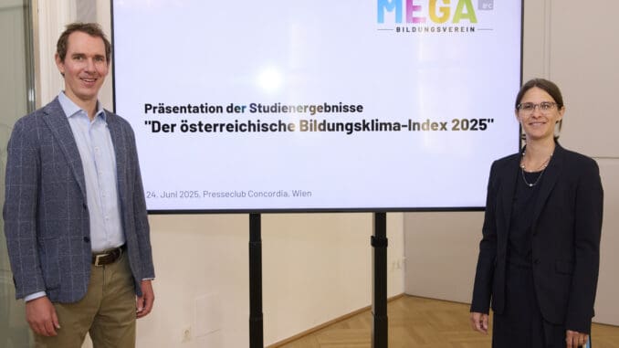 Präsentation_ _Der österreichische Bildungsklima-Index 2025_ Zu sehen sind ein Mann und eine Frau, in ihrer Mitte ist ein Bildschirm zu sehen mit dem Titel der Pressekonferenz / Bildungsklima-Index.