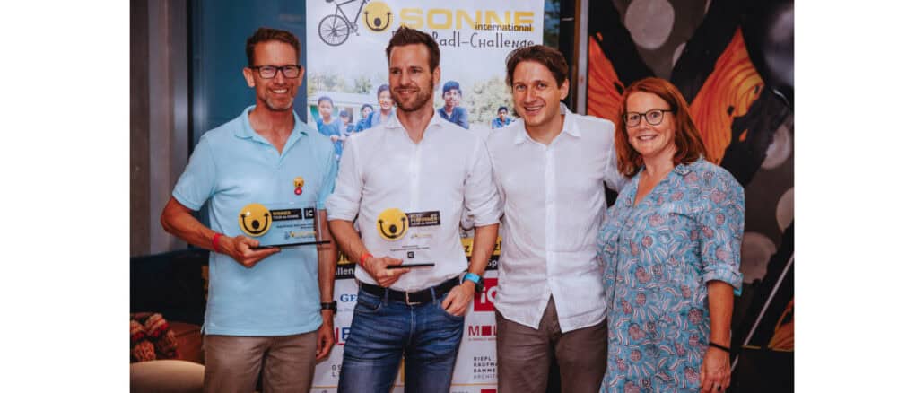 Zu sehen sind von links nach recht drei Männer und eine Frau am Abschlussevent der Challenge.