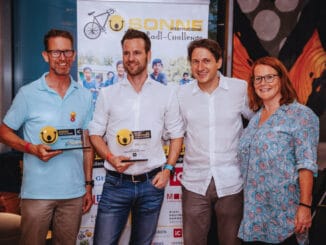 Zu sehen sind von links nach recht drei Männer und eine Frau am Abschlussevent der Challenge.