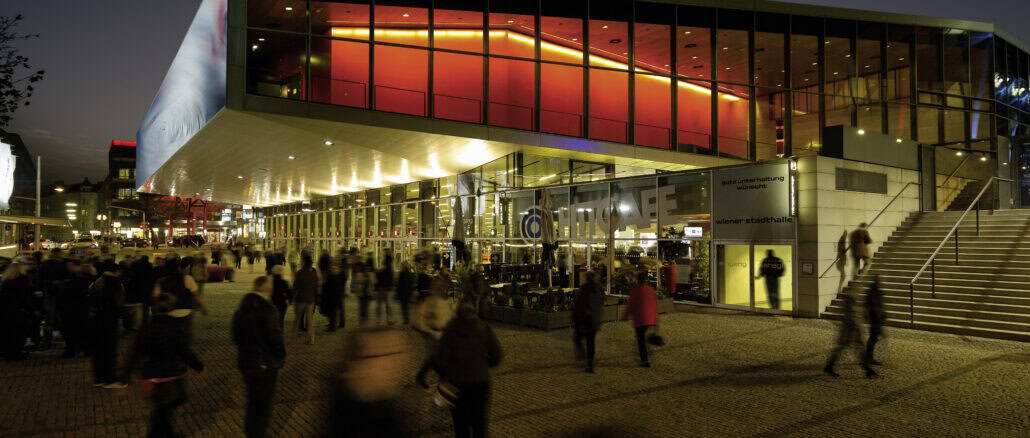 Die Wiener Stadthalle bei Nacht mit vielen Besucherinnen und Besuchern vor dem Eingang. Hier wird das Finale desESC stattfrinden. © WienTourismus/Christian Stemper