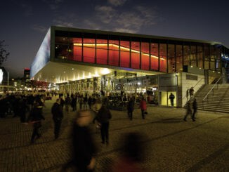 Die Wiener Stadthalle bei Nacht mit vielen Besucherinnen und Besuchern vor dem Eingang. Hier wird das Finale desESC stattfrinden. © WienTourismus/Christian Stemper