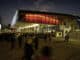 Die Wiener Stadthalle bei Nacht mit vielen Besucherinnen und Besuchern vor dem Eingang. Hier wird das Finale desESC stattfrinden. © WienTourismus/Christian Stemper