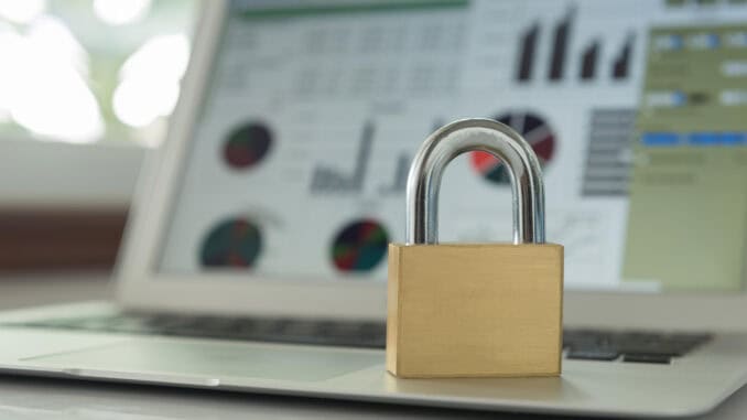 Datensicherheit bei Unterenehmen ©Envato Elements / akportfolio24 Ein Sicherheitsschloss steht im Fokus auf einem aufgeklappten Laptop. Auf dem Laptop-Bildschirm, der unscharf im Hintergrund zu sehen ist, werden Daten angezeigt. Austriacard schafft mit seiner neuen KI-Lössung Datensicherheit. ©Envato Elements / akportfolio24