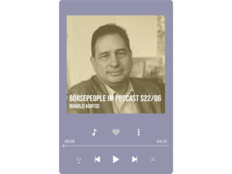 Zu sehen ist ein klassisches Podcast-Sujet mit einem Bild von Manolis Kontos.