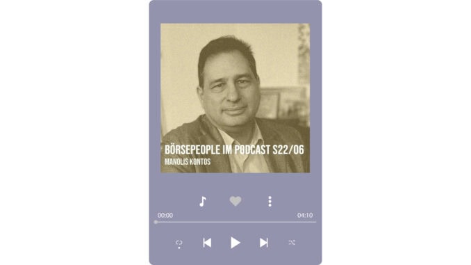 Zu sehen ist ein klassisches Podcast-Sujet mit einem Bild von Manolis Kontos.