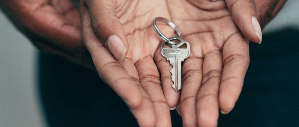 Zu sehen sind Hände die Wohnungsschlüssel halten.