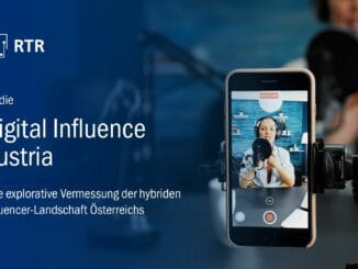 Titelbild der Studie. Auf blauem Hintergrund links der Titel der Studie. In der rechten Bildhälfte ein Smartphone auf dessen Bildschirm eine Influencerin mit Kopfhörern zu sehen ist, die in ein Standmikrofon spricht. Weiter im Hintergrund dasselbe Bild der Influencerin in der Unschärfe.