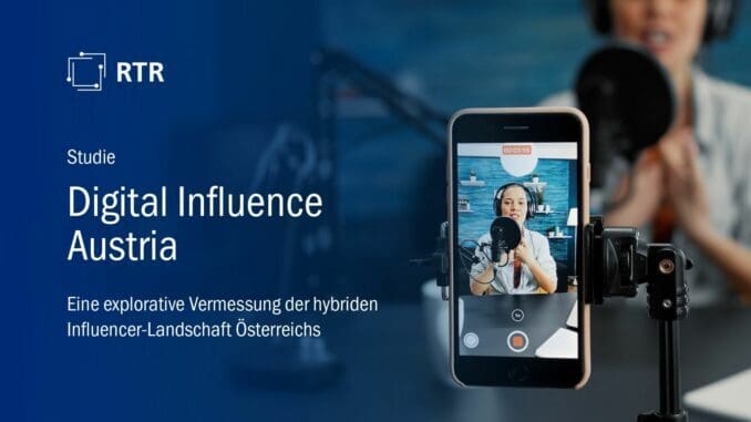 Titelbild der Studie. Auf blauem Hintergrund links der Titel der Studie. In der rechten Bildhälfte ein Smartphone auf dessen Bildschirm eine Influencerin mit Kopfhörern zu sehen ist, die in ein Standmikrofon spricht. Weiter im Hintergrund dasselbe Bild der Influencerin in der Unschärfe.