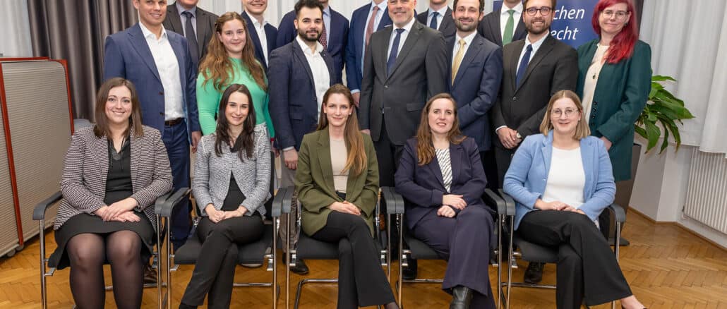 Stehend hinten v. l. n. r.: Norbert Schopf, Erik De Buck, Maximilian Pfoser-Poschacher, Patrick Bittermann, Patrick Geyer, Alexander Übelacker Stehend Mitte v. l. n. r.: Stefan Makas, Sigrid Sahann, Ahmed Rahman, Christoph Sauer, Marco Studeny, Benjamin Hrubes, Daniela Rauscher Sitzend v. l. n. r.: Julia Wolf, Lilly Leitner, Anna Grünauer, Anna Pasteka, Lisa Leimhofer