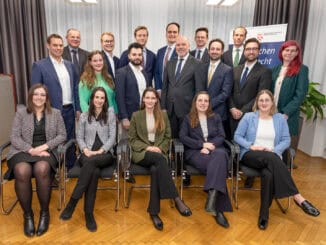 Stehend hinten v. l. n. r.: Norbert Schopf, Erik De Buck, Maximilian Pfoser-Poschacher, Patrick Bittermann, Patrick Geyer, Alexander Übelacker Stehend Mitte v. l. n. r.: Stefan Makas, Sigrid Sahann, Ahmed Rahman, Christoph Sauer, Marco Studeny, Benjamin Hrubes, Daniela Rauscher Sitzend v. l. n. r.: Julia Wolf, Lilly Leitner, Anna Grünauer, Anna Pasteka, Lisa Leimhofer