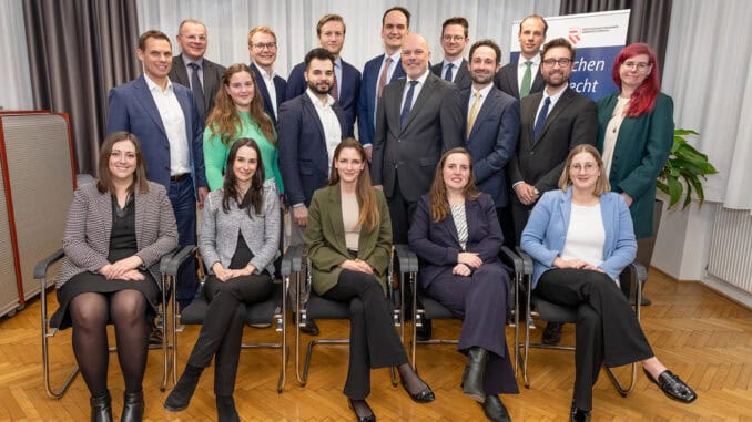 Stehend hinten v. l. n. r.: Norbert Schopf, Erik De Buck, Maximilian Pfoser-Poschacher, Patrick Bittermann, Patrick Geyer, Alexander Übelacker Stehend Mitte v. l. n. r.: Stefan Makas, Sigrid Sahann, Ahmed Rahman, Christoph Sauer, Marco Studeny, Benjamin Hrubes, Daniela Rauscher Sitzend v. l. n. r.: Julia Wolf, Lilly Leitner, Anna Grünauer, Anna Pasteka, Lisa Leimhofer