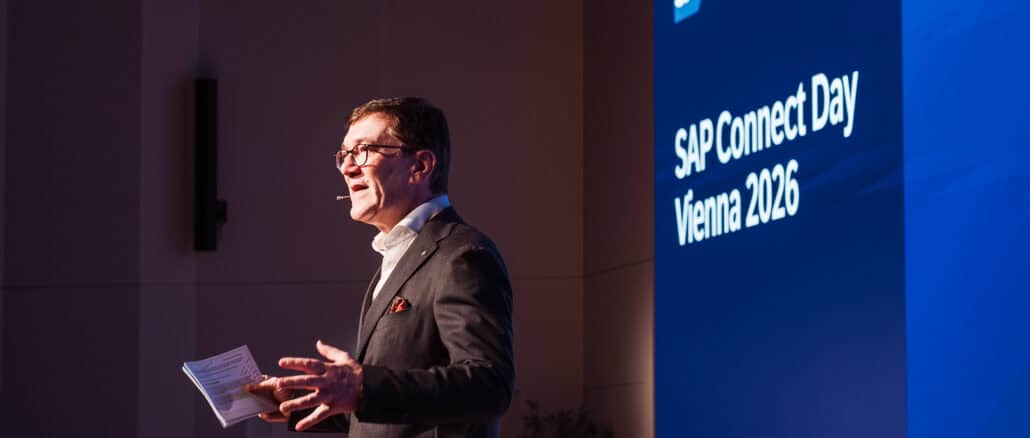 Andreas Wagner steht auf einer Bühne und hält hier eine Rede.