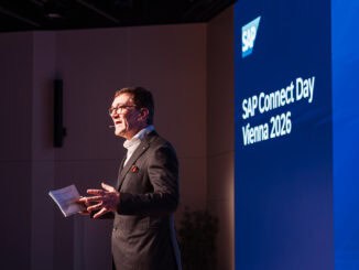 Andreas Wagner steht auf einer Bühne und hält hier eine Rede.