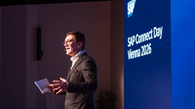 Andreas Wagner steht auf einer Bühne und hält hier eine Rede.