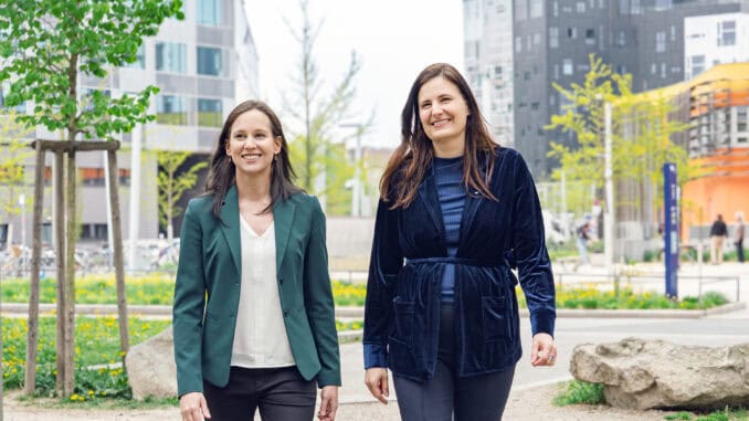 Univ.-Prof. Marion Garaus, Vizerektorin für Forschung, Sigmund Freud PrivatUniversität Wien (links) und Prof. Bernadette Kamleitner, Vizerektorin für Forschung und Third Mission, WU Wien (rechts) © WU Wien