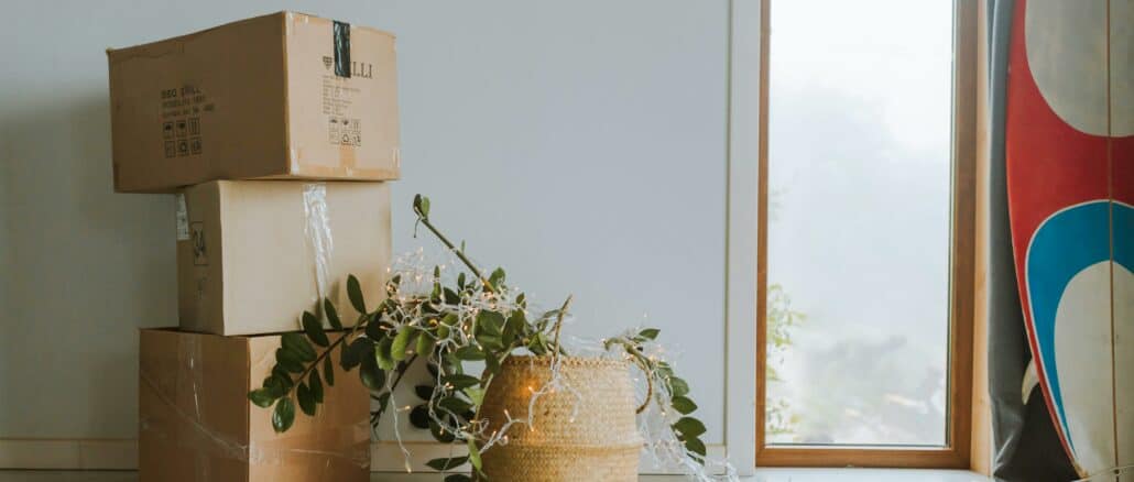 Zu sehen sind Umzugskartons in einer sonst noch leeren Wohnung.